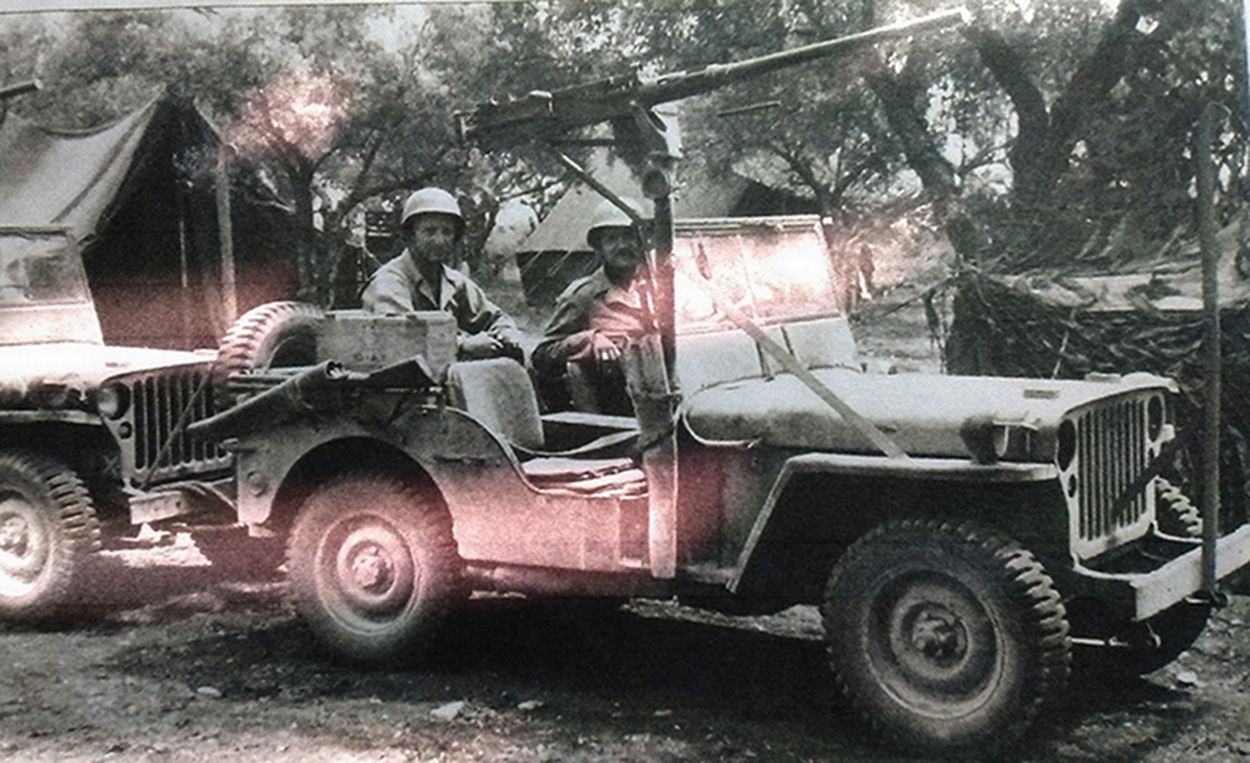 1943年5月,「突尼斯战役」期间,北非战场突尼斯,美国第2军营地中一辆架着12.7毫米口径M2重机枪的武装吉普车。