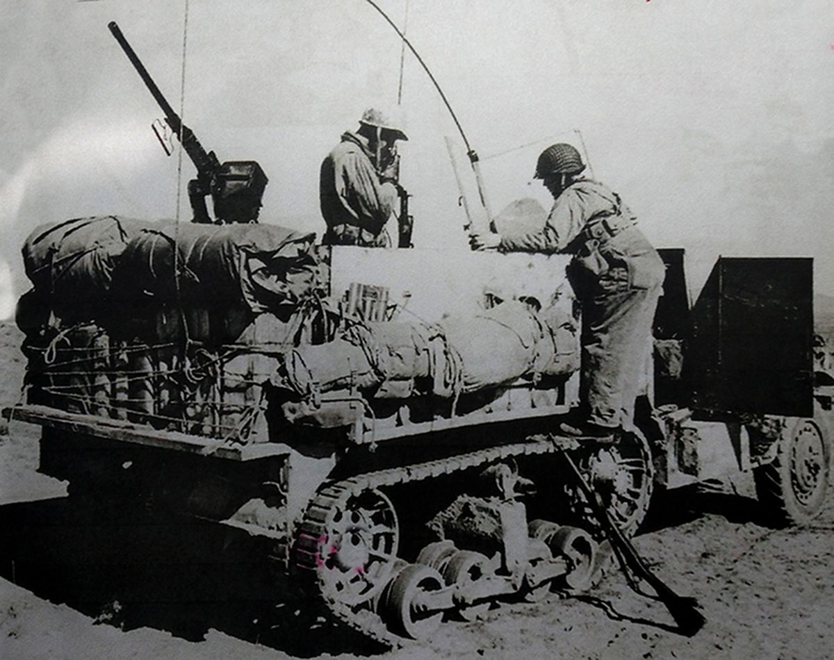 二战非洲战场上,美军某装甲步兵营的一辆M2A1半履带装甲车,作为营指挥车,该车上只安装了一挺12.7毫米口径的M2重机枪作为自卫用。