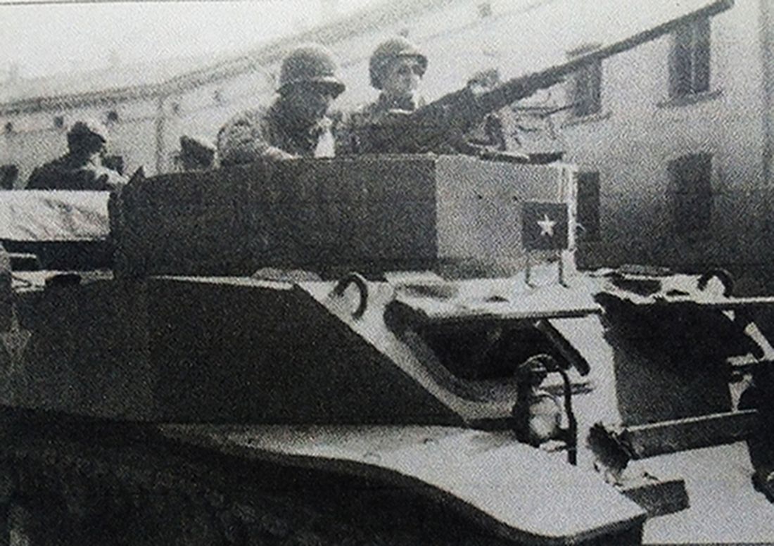 1944年秋天,西线战场,一辆用M8装甲战车改装的美军师级指挥车,车上安装了一挺自卫用的12.7毫米口径M2重机枪。