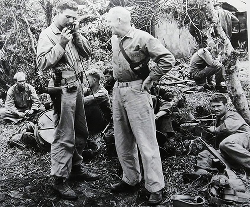 1944年7月,太平洋战场提尼安岛,战斗间隙中的两名美国海军陆战队军官。其中那名正在打电话的军官把M1911半自动手枪挂在了腰间皮带上,另一名军官则将M1911半自动手枪斜挂在腋下。
