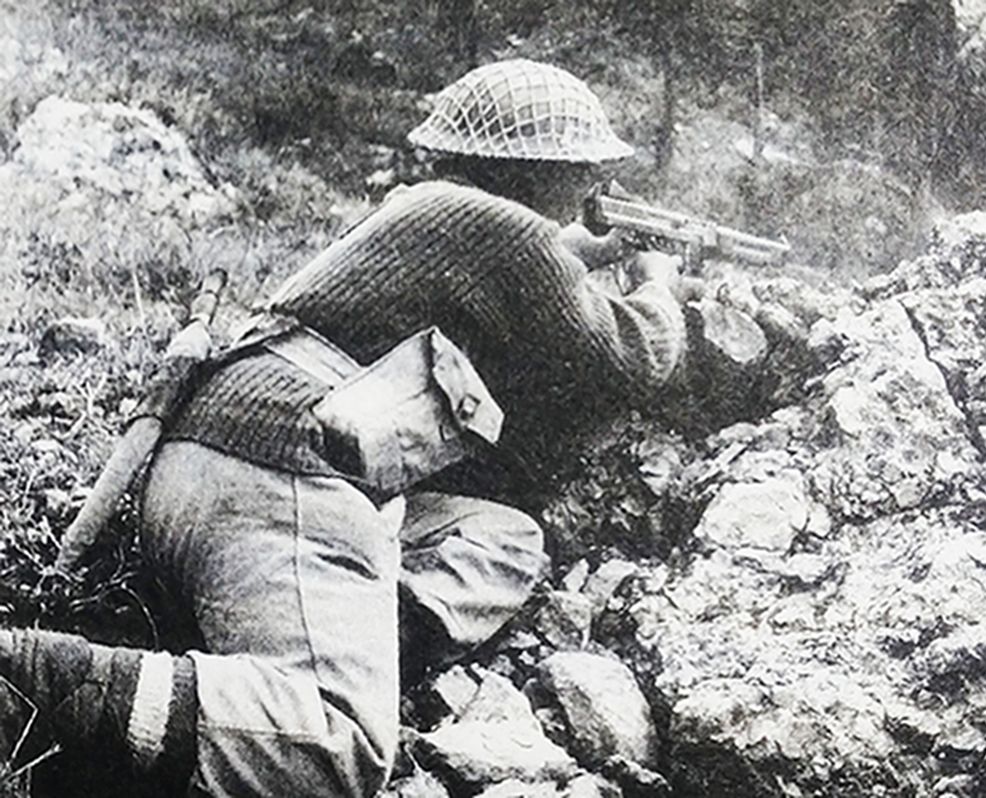 1943年末,「意大利战役」期间,欧洲西线意大利战场,一名尼泊尔廓尔喀族士兵在山间阵地中用M1A1汤普森冲锋枪向德军射击。二战中,这些廓尔喀族士兵在意大利战场上表现得十分勇敢。