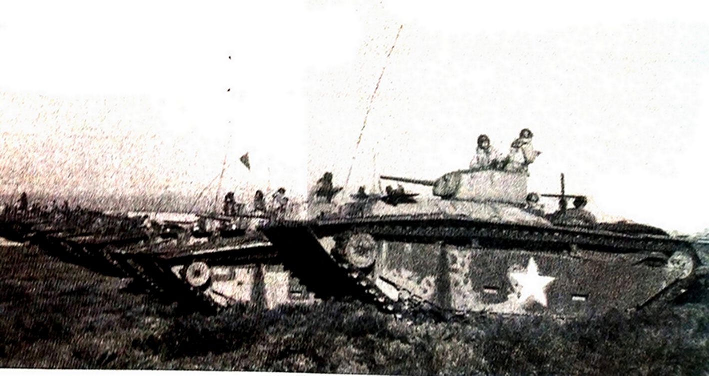 1943年,美国陆军部队在加利福尼亚州一基地训练时的LVT1(A)两栖装甲车。尽管该型车一般装备美国海军陆战队,但也装备了部分美国陆军部队。