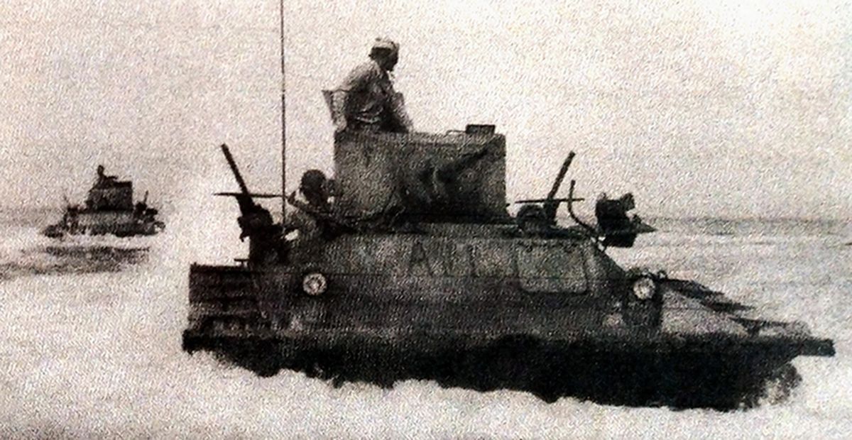 1944年2月,「夸贾林环礁战役」期间,美军海军陆战队第1营使用LVT1(A)两栖装甲车为防守部队提供火力支持。