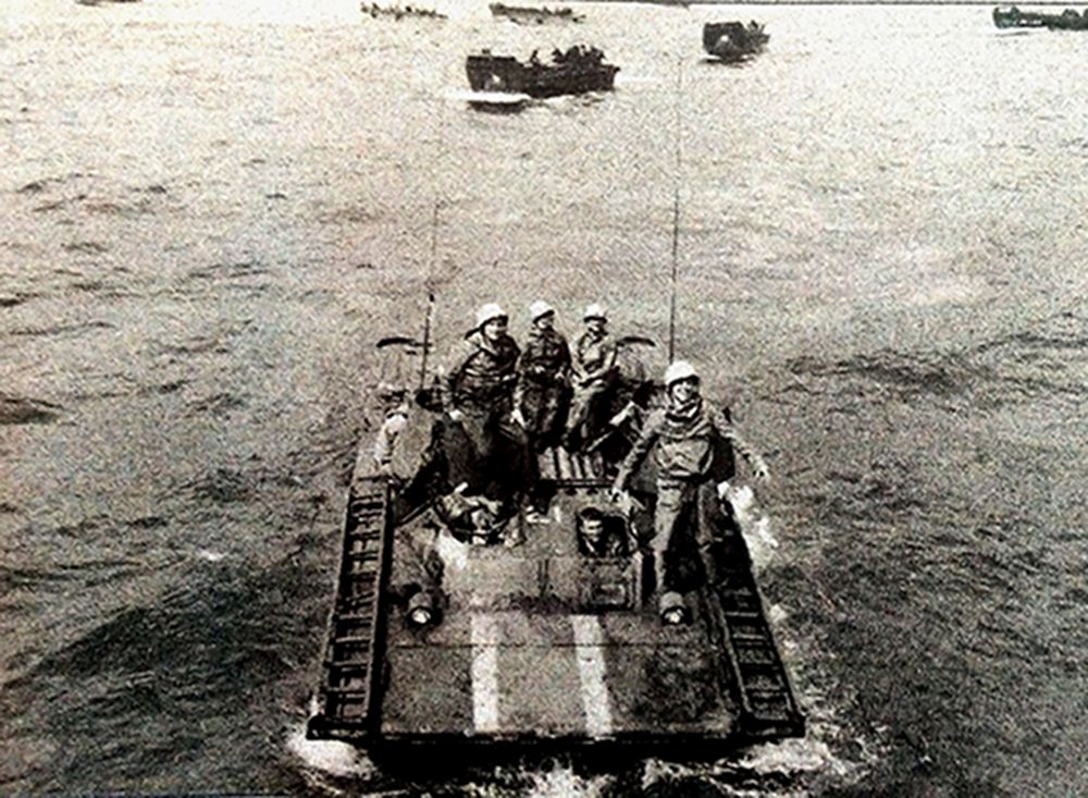 1945年2月,「硫磺岛战役」期间,隶属美军海军陆战师第4两栖装甲车营的一辆LVT2(A)两栖装甲车正从运载船放下,从海上向登陆点开进。注意挡泥板两侧的缩放式梯子,这是一种除可作卸货溜槽外还有多种用途的工具。