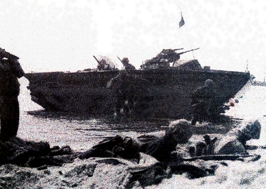 1944年2月,「夸贾林环礁战役」期间,一辆LVT2(A)两栖装甲车搭载美军海军陆战师士兵从海上登陆夸贾林环礁。从图中可见LVT2(A)有一定高度,士兵从车上跳下较为困难。