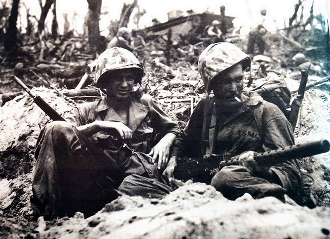 1945年，「冲绳岛战役」期间，已乘LVT3两栖装甲车登陆上岛的美军士兵，其中一辆LVT3停在士兵后方。冲绳岛战役中，美军共出动1000余辆LVT两栖装甲车（含2型、3型和4型），是LVT两栖装甲车参战数量最多的一次战役，也是战损最多的一次。