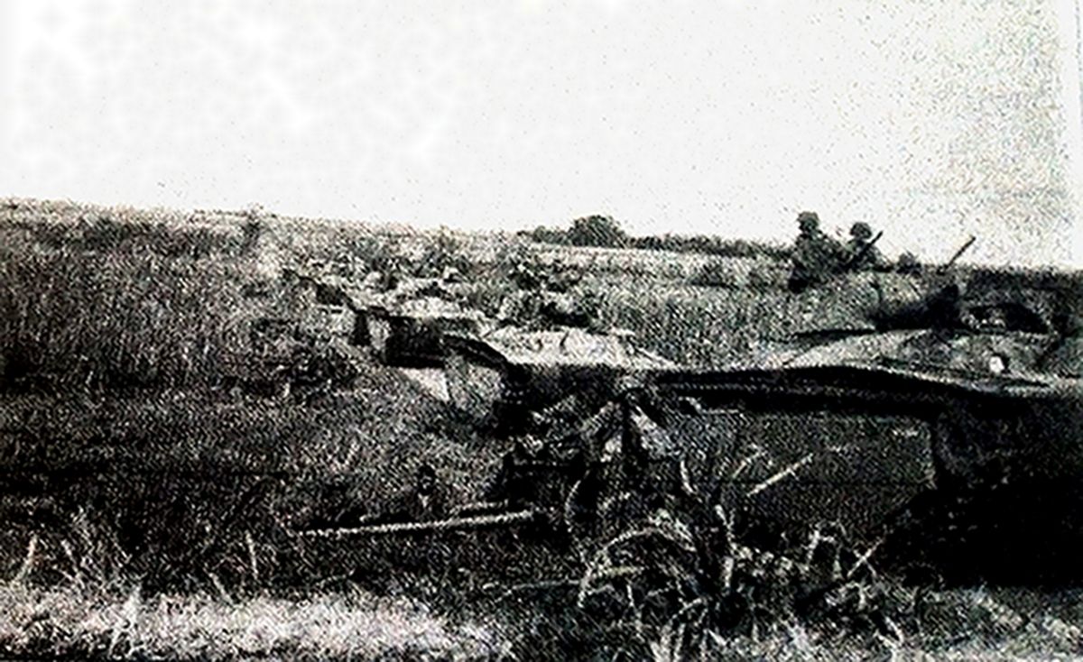 1944年7月，「塞班岛战役」期间，隶属美军一队LVT4两栖装甲车登岛后正向岛内挺进，该车涂了特别的迷彩色。战斗实践证明，LVT两栖装甲车由于要在水中和陆上行驶，车体迷彩色必须适应两种环境。