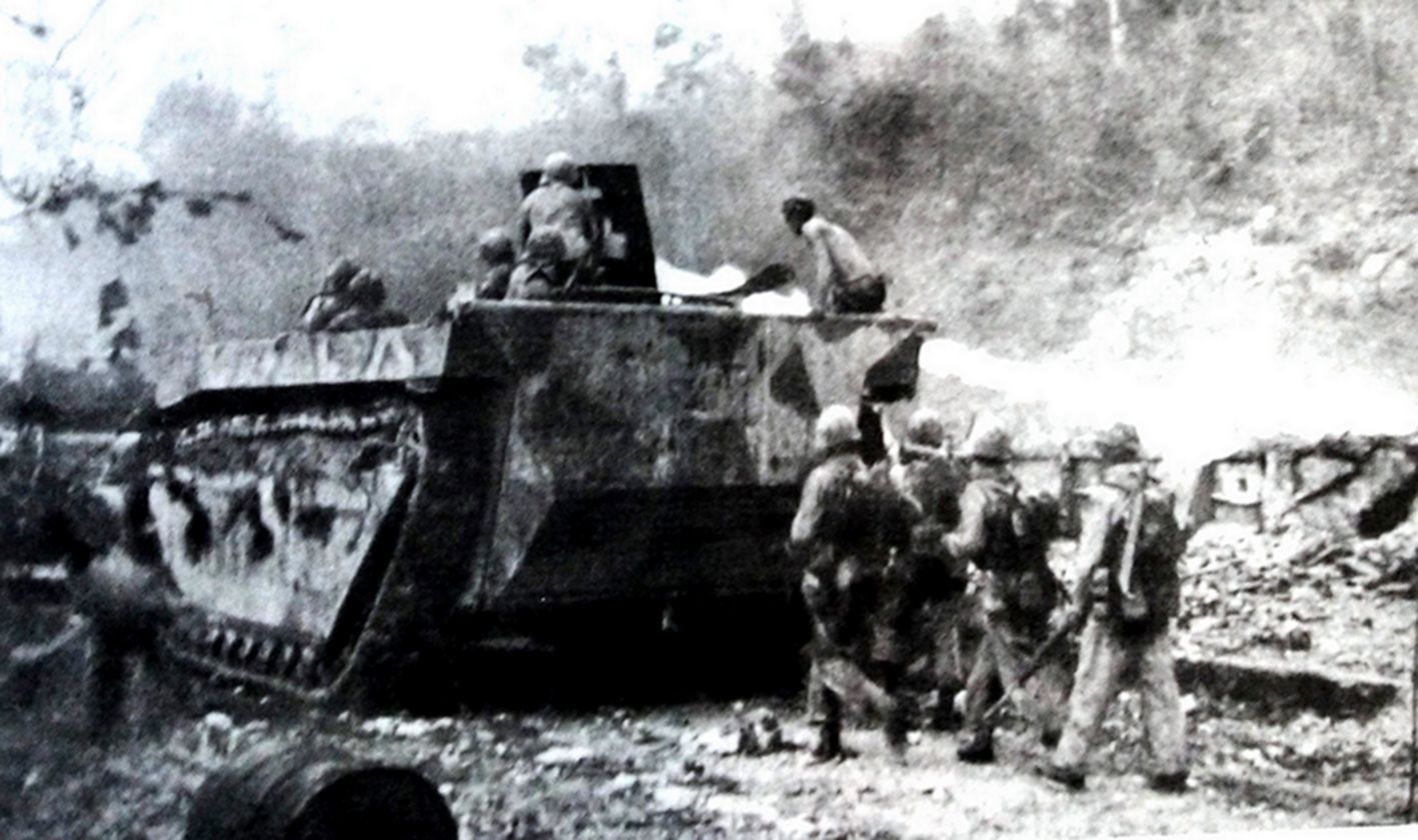 1944年9月，「佩莱利乌岛战役」期间，美国士兵用配备在LVT4两栖装甲车上的火焰喷射枪向日军一洞穴据点喷射火焰。