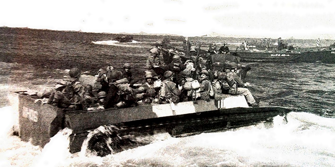 1945年4月，「冲绳岛战役」期间，美军出动1400辆各型LVT两栖装甲车运送作战人员与弹药（每个师配备两个弹药营，通过LVT运输保证弹药供应）。图中LVT4两栖装甲车正将美军第7步兵师的士兵运送上岸。
