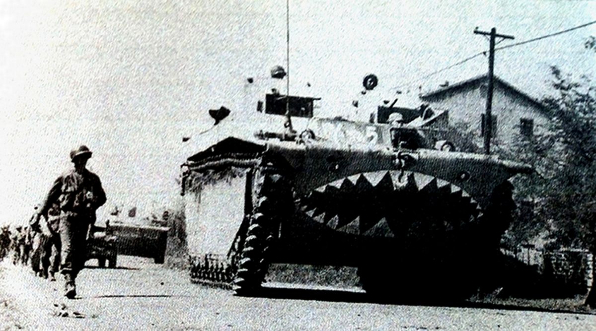 1945年2月，「菲律宾战役」期间，美军上岸后继续使用LVT4S两栖装甲车深入内陆，向马尼拉挺进，该车前板还涂上了鳄鱼大嘴的牙齿图案。