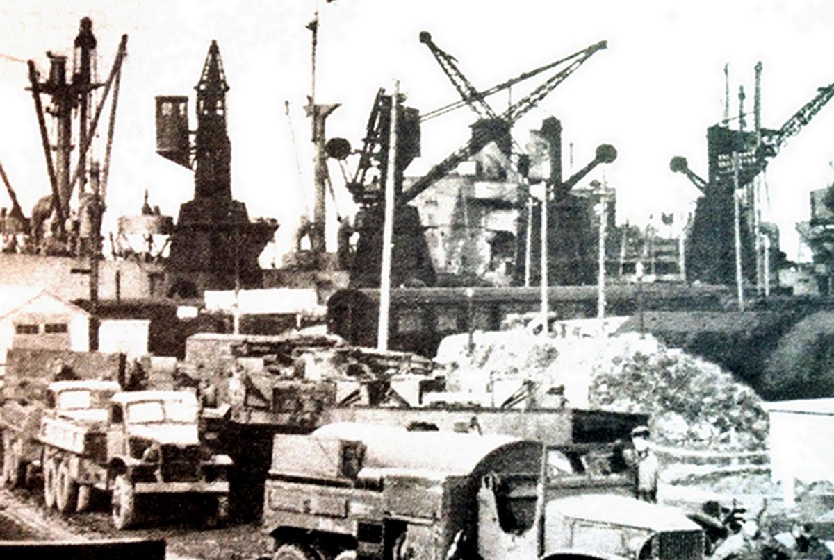 1944年6月,「诺曼底登陆」期间,英国港口卸下的大量美国GMC CCKW 353型卡车和油罐车,为「D」日霸王行动的巨大后勤补给作好准备。