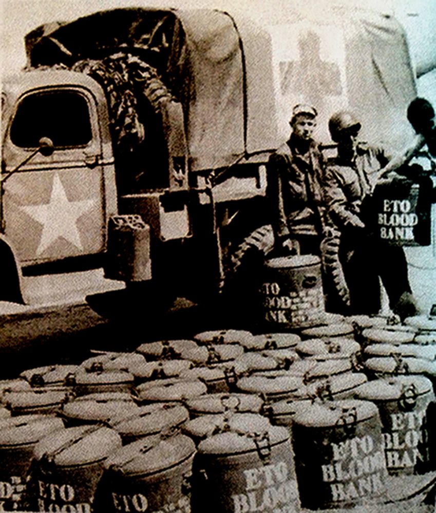 1944年夏天,西线战场法国地区,正在进行血液运输的美军一辆GMC CCKW 352型救护车。