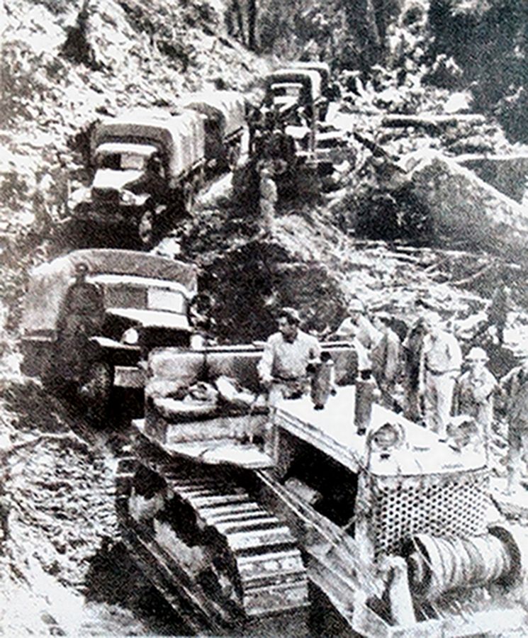 1943年,盟军一队GMC CCKW 353型卡车在一辆全履带牵引车带领下正艰难行驶在崎岖的滇缅公路上。