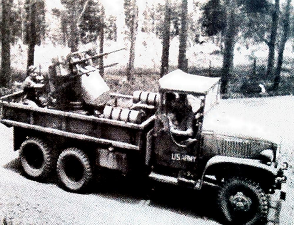 美军用GMC CCKW 353型卡车改装的防空车,车厢上安装有一门四联装的12.7毫米口径的防空炮。