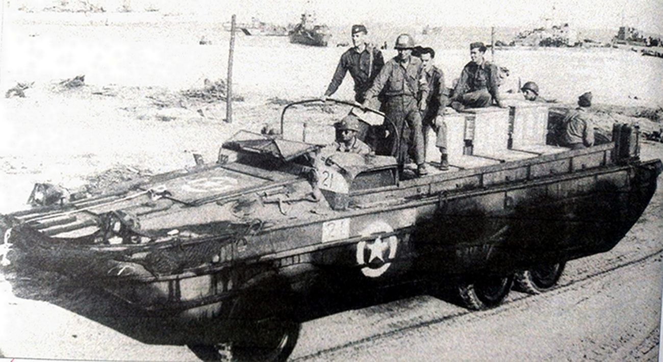 1944年8月，「龙骑兵行动」期间，西线战场法国地中海沿岸地区，一辆通用DUKW353轮式两栖运输车正在为美第7军野战医院运送物资和人员。