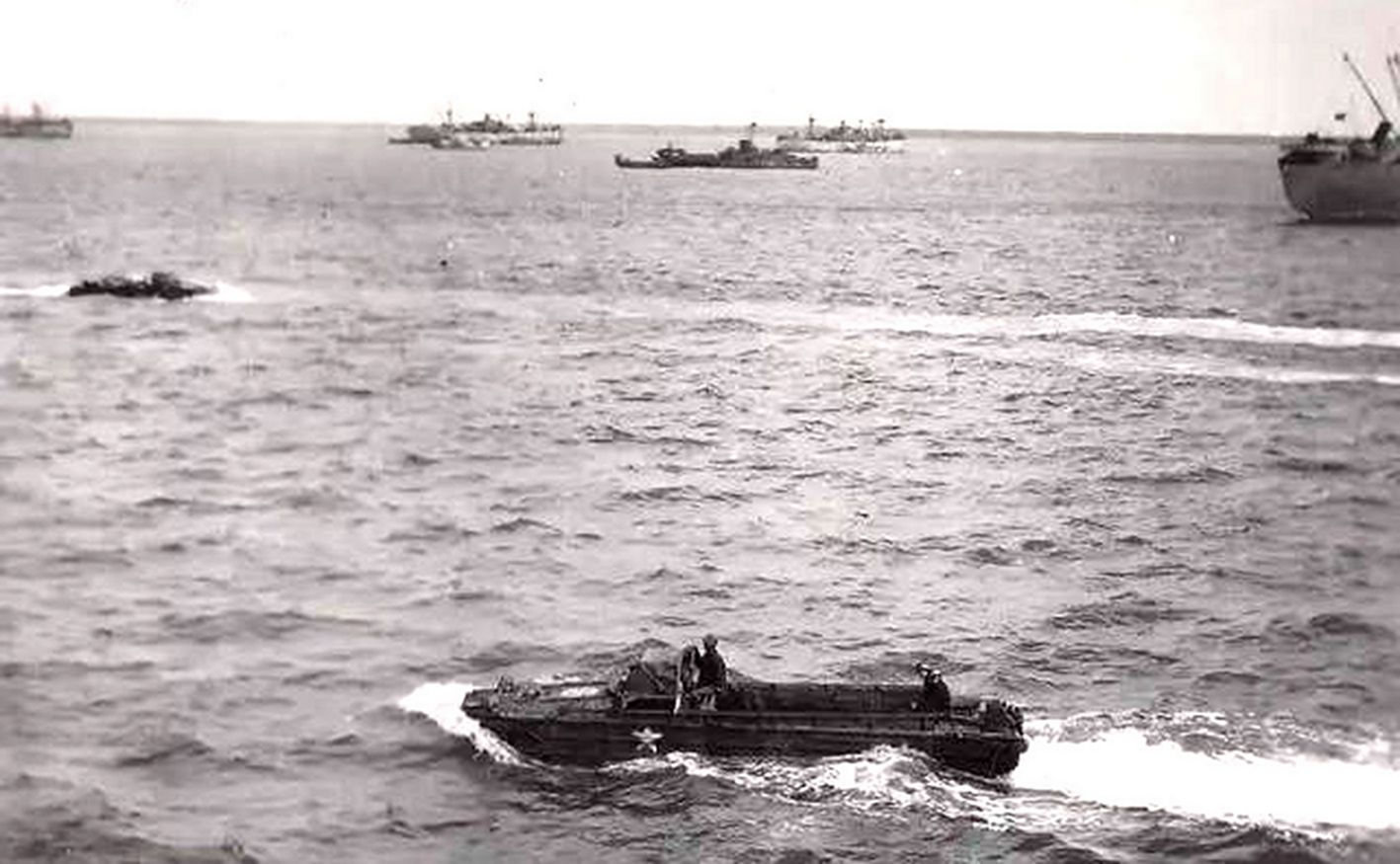 1944年，在海上行驶的一辆美军通用DUKW353轮式两栖运输车。