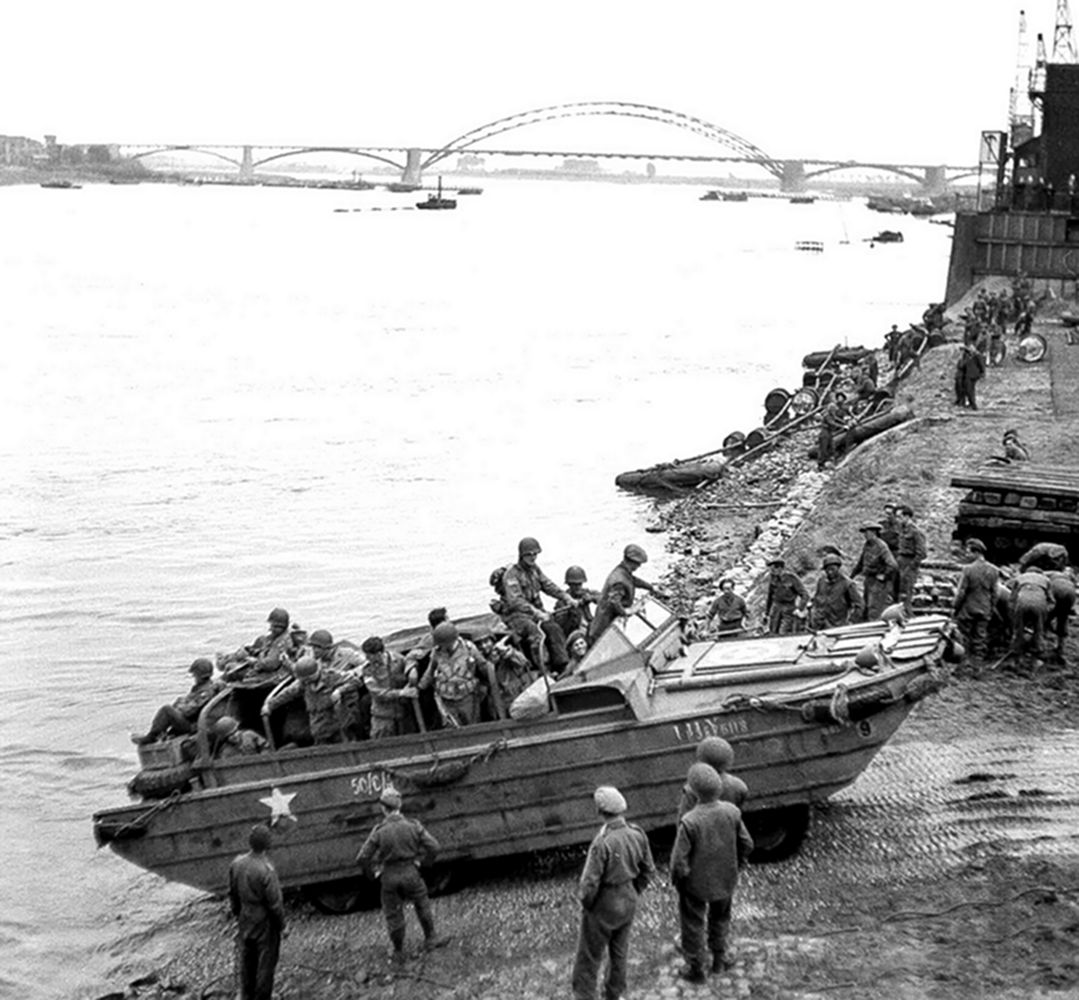1944-1945年西线战场，一辆装载美军士兵的通用DUKW353轮式两栖运输车正驶上岸边。