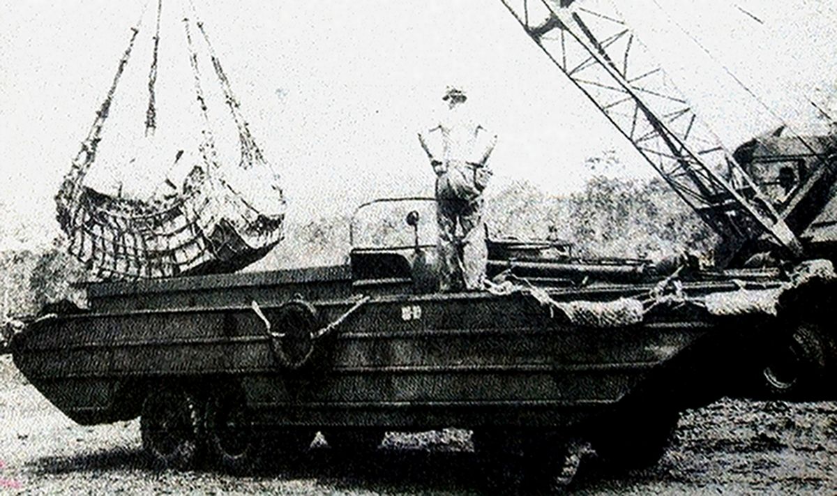 1943年4月，太平洋战场新喀里多尼亚（New Caledonia），美军一辆通用DUKW353轮式两栖运输车正在装载货物。在美军的两栖车船中，DUKW虽不如ETO那样重要，但在太平洋地区也广泛使用。