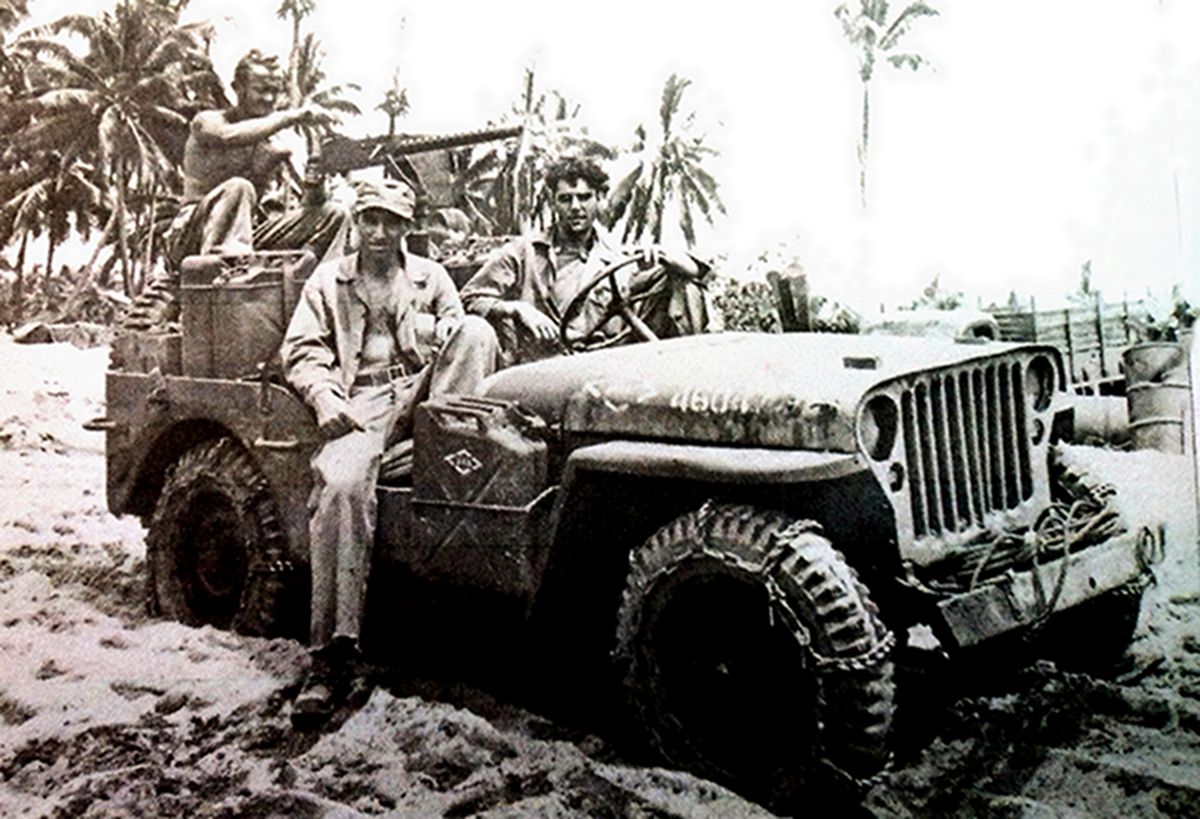 1945年,太平洋战场,美国第1海军陆战师士兵将威利吉普车停泊在海滩上摆拍;这是一辆装备了一挺7.62毫米口径M1919重机枪作侦察用的威利吉普车。虽然海军陆战队在陆上的机动能力比美国陆军要低,但拥有的吉普车还是很多的。