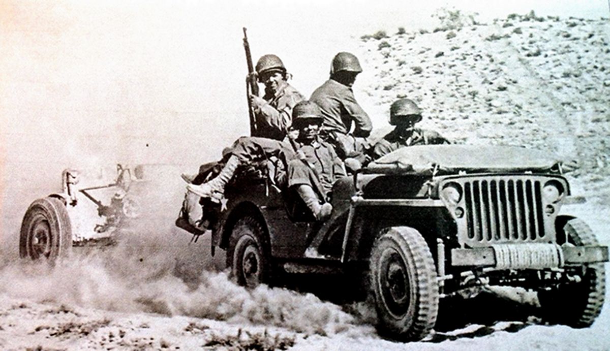 1942年至1943年,美军一辆威利吉普车牵引着一门37毫米反坦克炮向前线进发;二战期间,美军经常将威利吉普车作为小口径火炮的标准牵引车使用。
