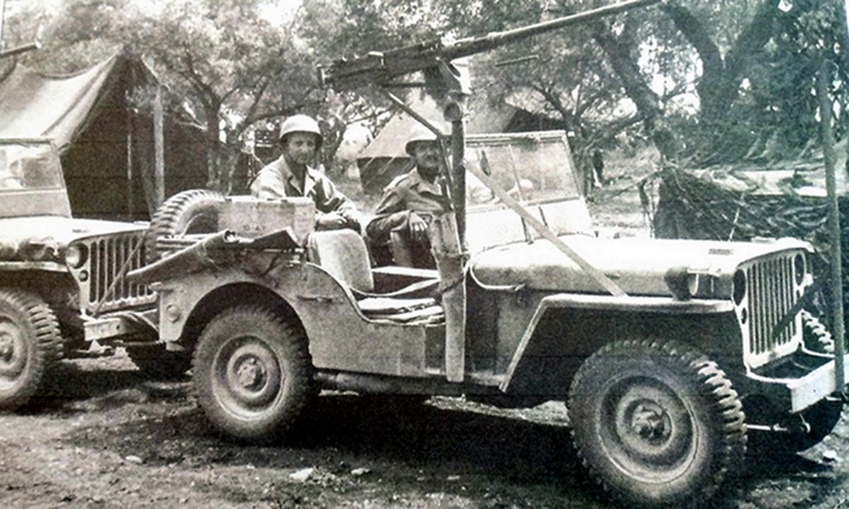 1943年5月,「突尼斯战役」期间,停泊在营房的美军一辆威利吉普车,这是一辆由美军第2军军械所改装的早期生产的威利吉普车,车门前侧装备着一挺由转轴支撑的12.7毫米口径M2重机枪,车前保险杠还竖着一支杆,以防跨越道路时拉动导线所产生的伤害。
