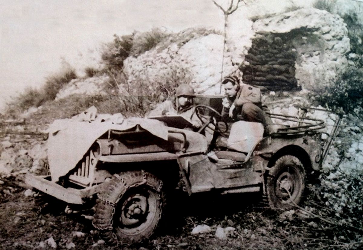 1944年1月17日,「卡西诺战役」期间,美军第34师的一辆威利吉普车上,炮兵观察兵正在用电台与美军炮兵联络;二战期间,威利吉普车也常被美军用作炮兵前沿观察与炮火校正车。