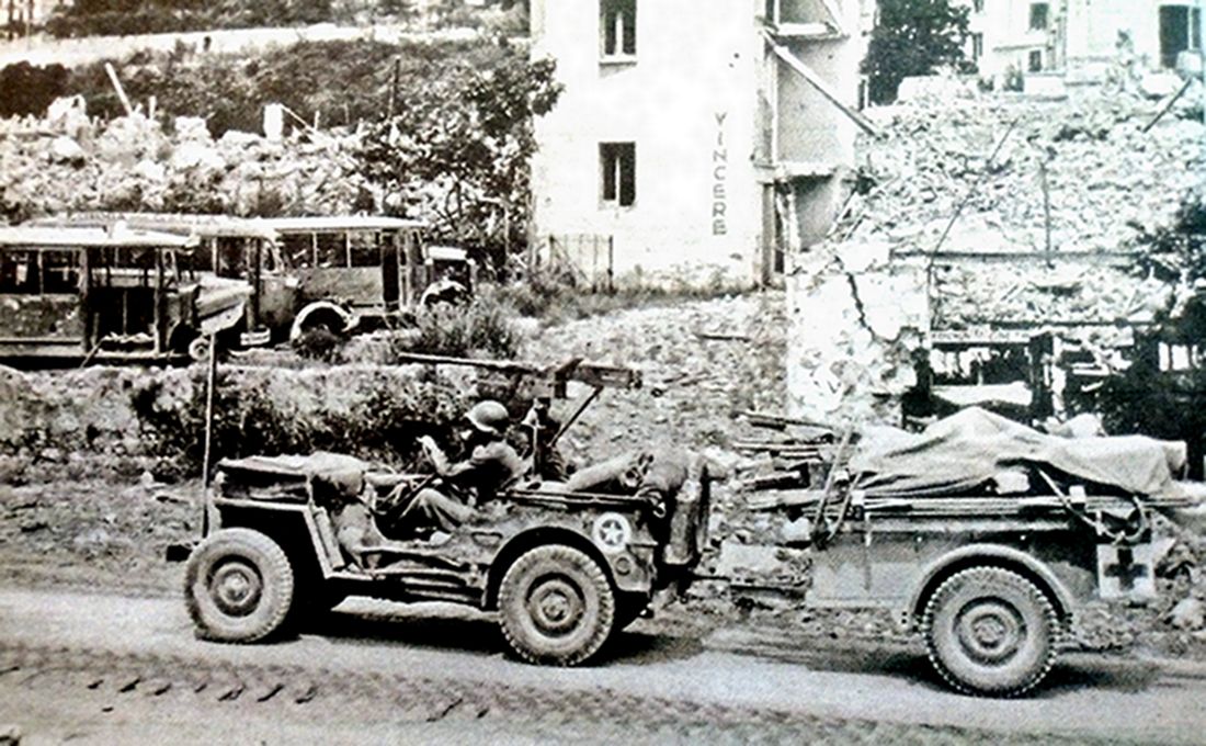 1944年5月19日,美军一辆装备有重机枪的威利吉普车牵引着一辆装载着美军第85师担架的医疗拖卡经过福米亚(Formia),这天正是该镇被解放的第一天。