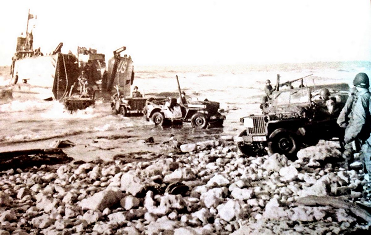 1944年6月12日,「诺曼底登陆」期间,美军第1师第16步兵团士兵驾驶多辆吉普车从大型登陆舰(LCT)驶出,登陆在奥马哈海滩上;在「D」日,该团率先登陆奥马哈海滩,但总部与支援人员可能要在几天后才能到达。