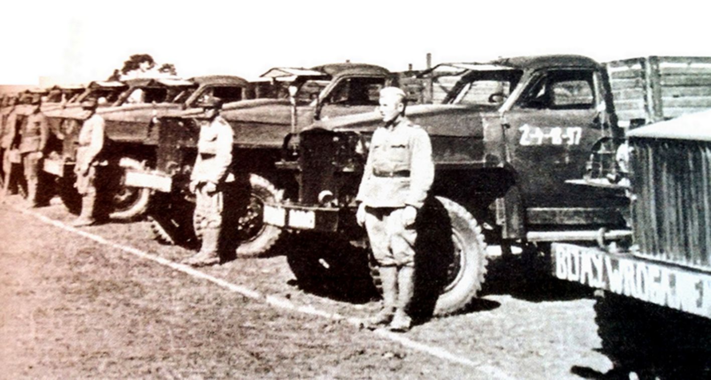 1944年9月,东线战场,隶属苏军第4步兵师第4运输大队的斯多德贝克US6军用卡车正整装待发。