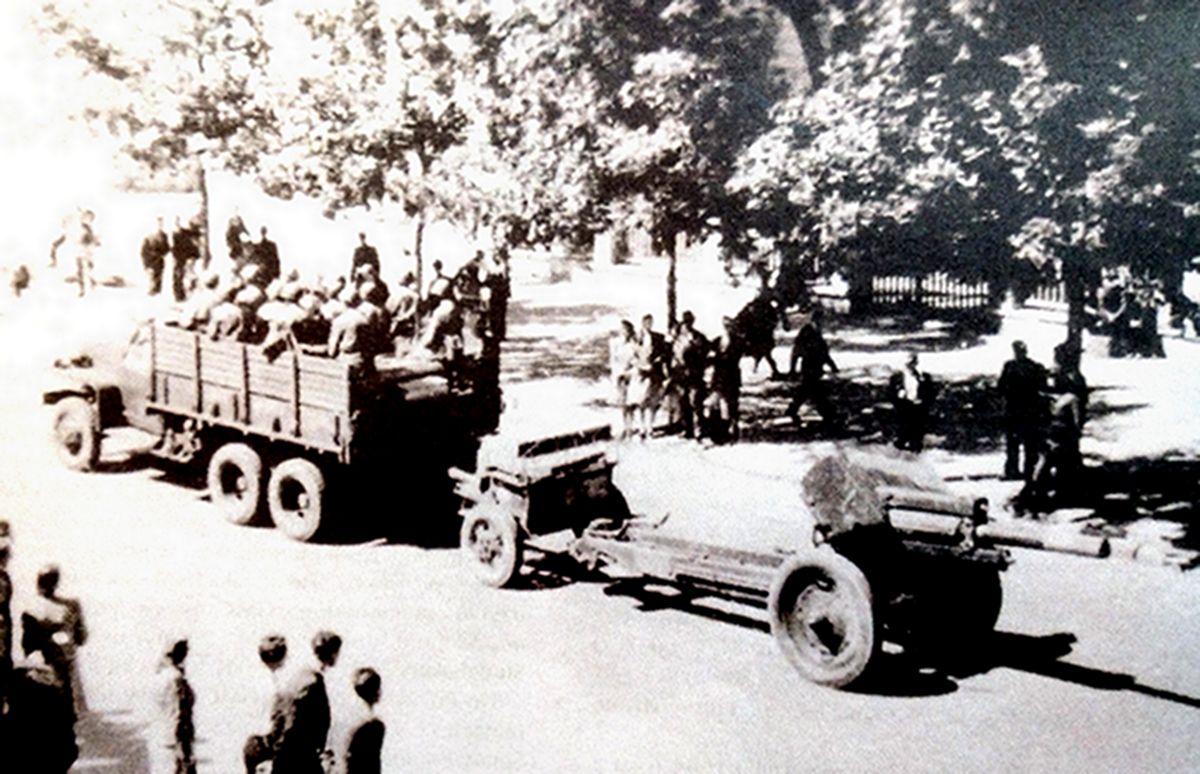 1944年7月,「卢布林-布列斯特攻势」期间,一辆斯多德贝克US6军用卡车牵引着一门122毫米榴弹炮正驶过波兰卢布林街道。