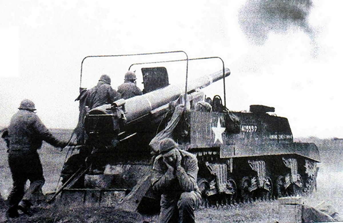 1944年9月，「洛林战役」期间，美军一辆M12自行火炮在比利时摩泽尔河（Moselle river）附近瞄准德国的目标开火，揭开进攻德国本土的序幕。