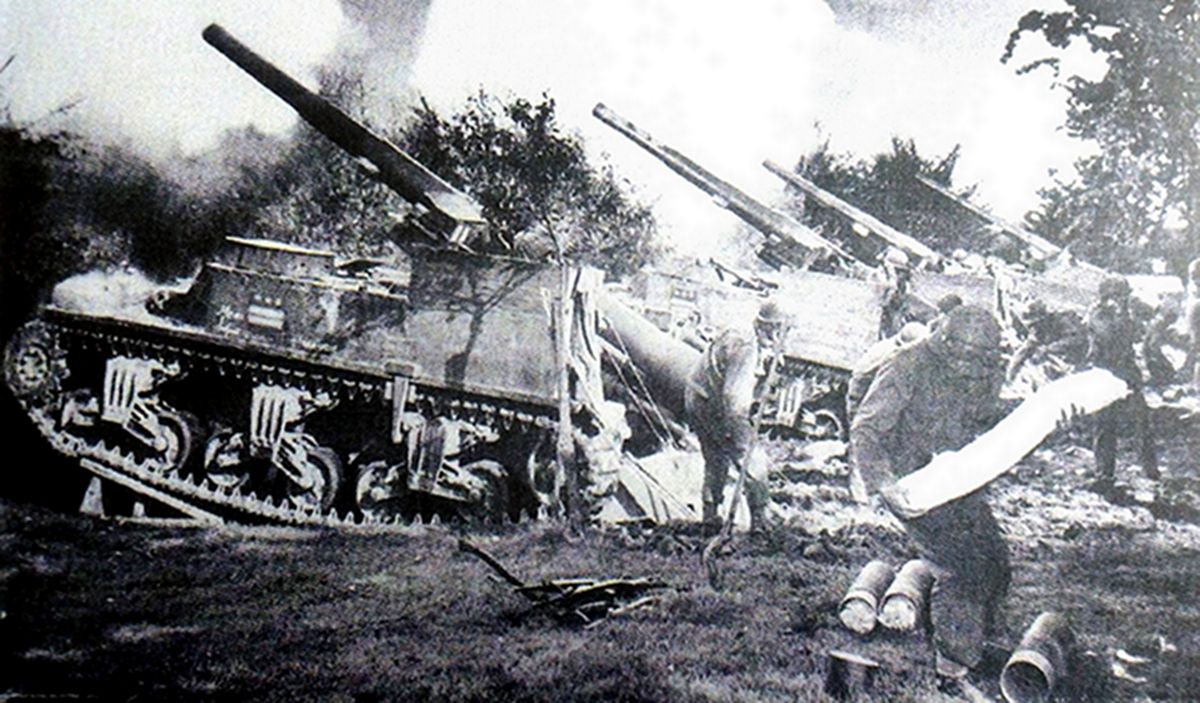 1944年9月，「洛林战役」期间，美军第987装甲野战炮兵营的M12自行火炮群正在比尔多恩（Bildohen）附近作战，这些炮车利用简单的土坡斜度来提高火炮的射击仰角，这也是解决155毫米火炮射击仰角受车体限制不能过高这一难题的一个好办法。