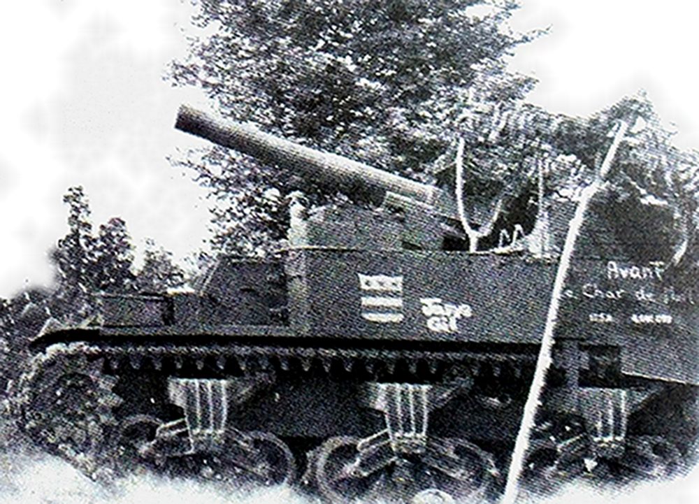 1944年7月中旬，「诺曼底登陆战役」期间，西线战场法国地区，美军第991装甲野战炮兵营的一辆作了伪装的M12自行火炮。