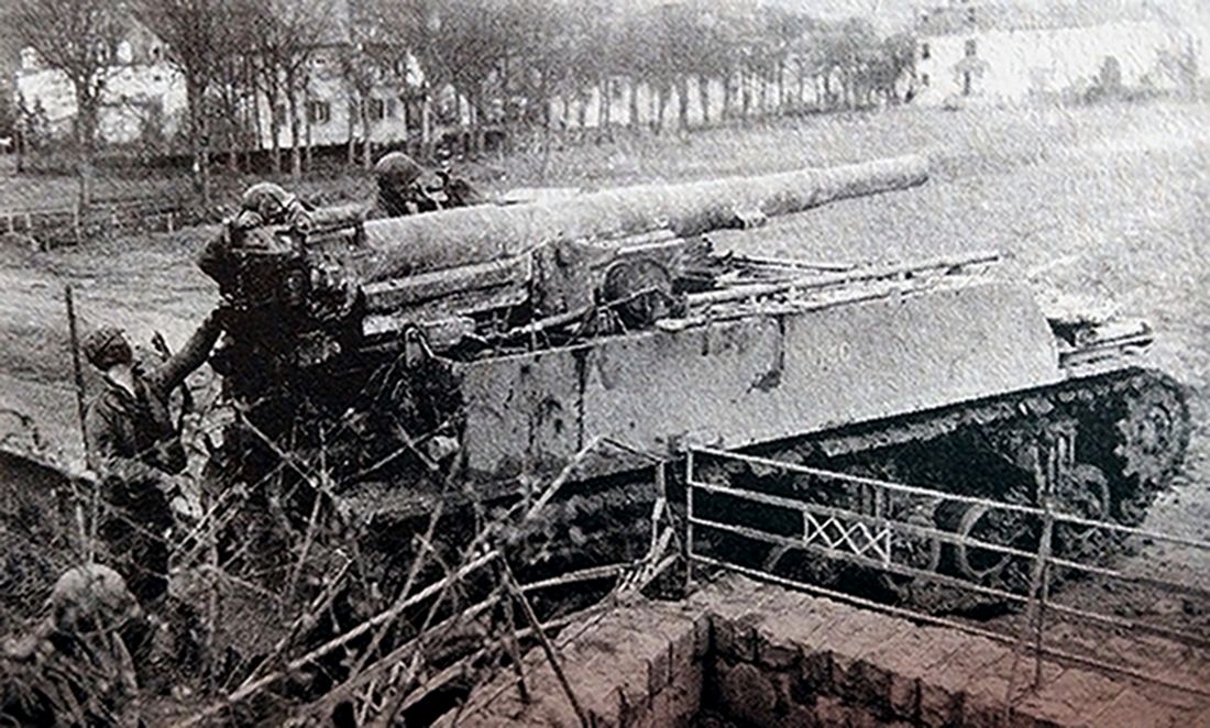 1944年，「诺曼底登陆战役」后，正在作战的美军一辆M12自行火炮。