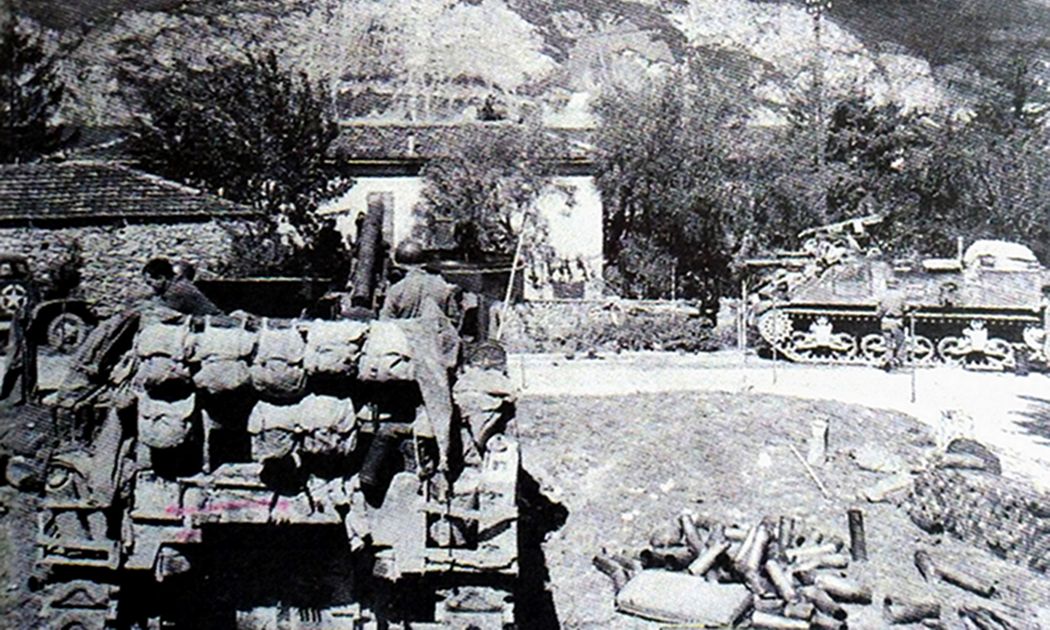 1945年4月，「莱茵兰战役」期间，在德国加尔达湖地区，美军多辆M7自行火炮进行火炮射击，地上堆放着射击后的弹壳。