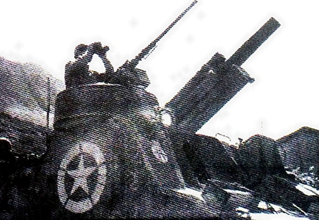 1945年4月底，「莱茵兰战役」期间，在德国加尔达湖地区战斗的一辆美军M7自行火炮，一炮组成员正在炮塔上用望远镜对敌方阵地进行观察。