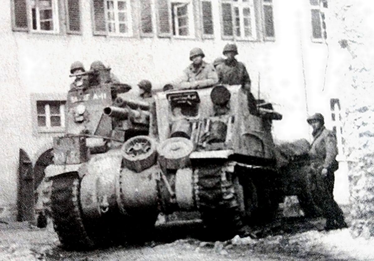 1944-1945年，西线战场，停靠在一城镇街道上的一辆M7自行火炮。