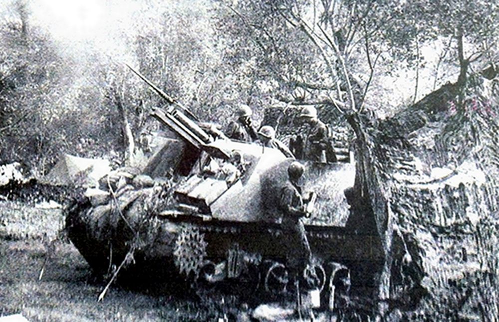1944年1月，「卡西诺战役」期间，美军的M7自行火炮为卡西诺地区的美国陆军部队提供火力支援。请注意这辆炮车已作过改装，车侧面加焊了一块钢板作弹药的防护。