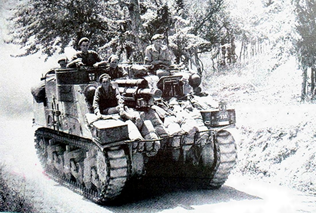 1944年6月底，「诺曼底登陆战役」后，一辆M7（昵称「牧师」）自行火炮正赶往佛罗伦萨地区支援加拿大第一装甲旅。