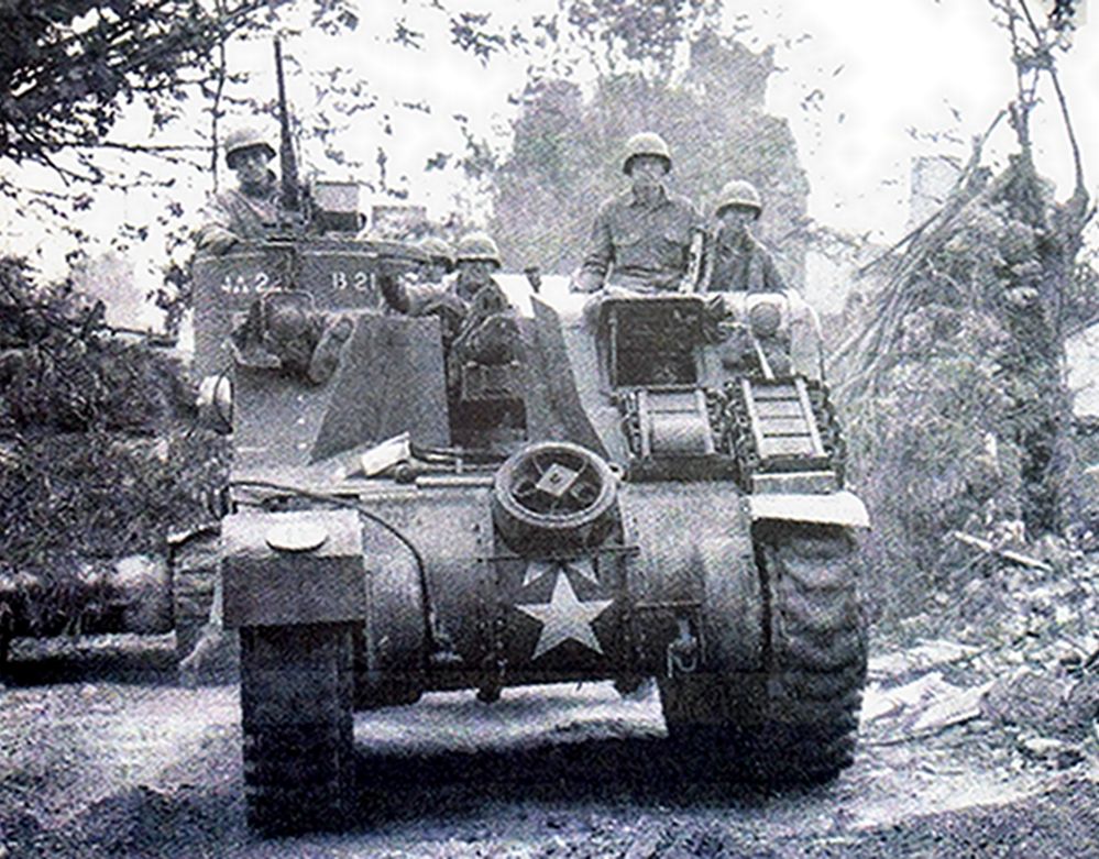 1944年7月，「布列塔尼战役」期间，在进攻布列塔尼的战斗中，美军第4装甲师所属的M7自行火炮正穿过废墟向前开进。