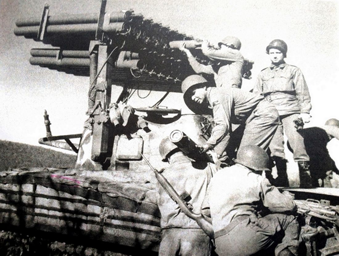 1945年2月，「莱茵兰战役」期间，美军第14装甲师的T34E2「希神」型自行火箭炮车在德国迪特威勒附近作战。在1944-1945年间的战斗中，部分美军坦克部队已经配备了60管、口径为240毫米的T34E2「希神」型自行火箭炮车。图中可见，这些自行火箭炮车装弹比较麻烦，要多个士兵共同作业，将火箭弹传递给站在坦克上的士兵进行装弹。