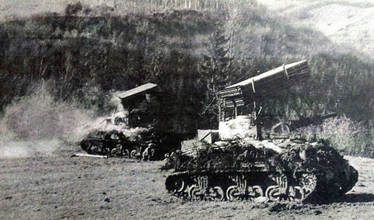 1945年2月，「莱茵兰战役」期间，美军第702营的T34E2「希神」型自行火箭炮车在德国瓦伦多夫附近支持美军第5师和第8师的进攻作战。