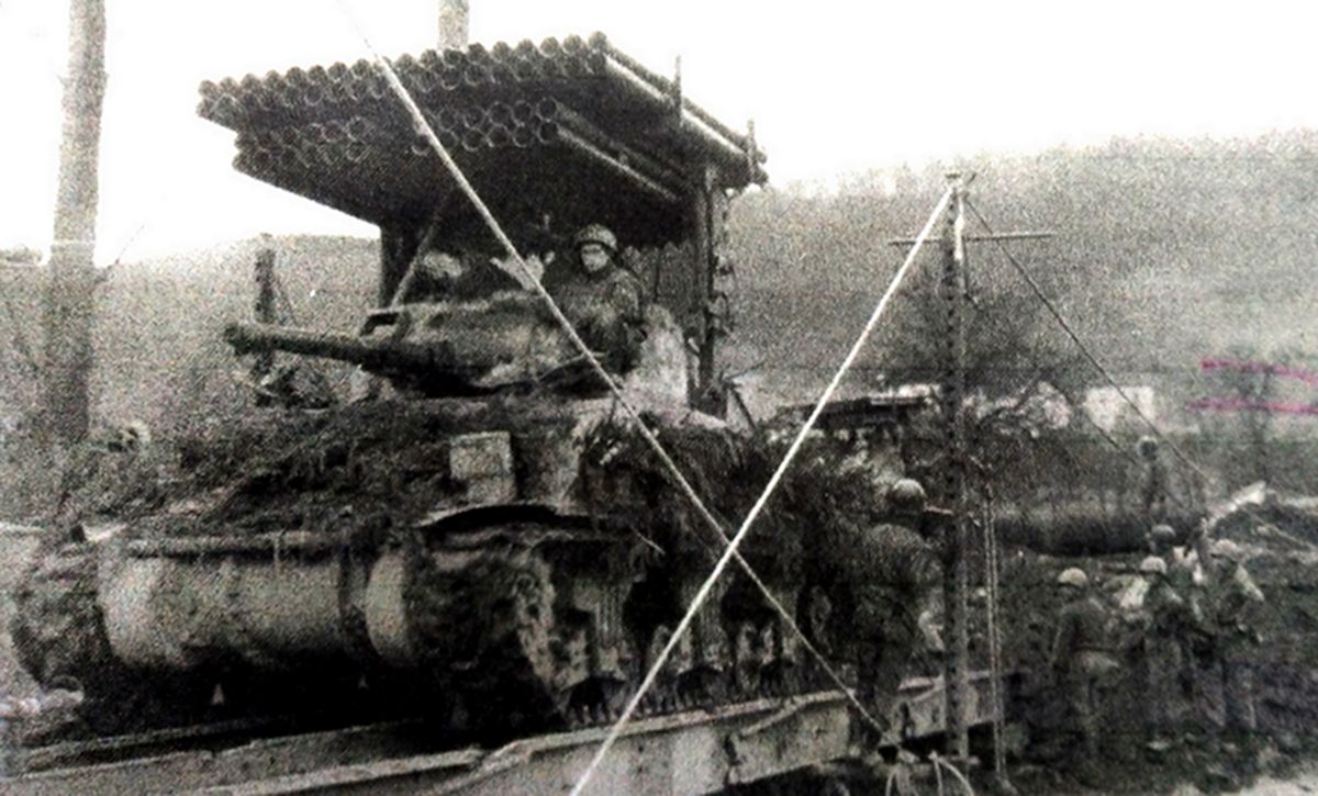 1945年3月，「莱茵兰战役」期间，美军第702坦克营的T34E2「希神」型自行火箭炮车在德国迪特威勒附近正穿越临时搭建的便桥向前线挺进。事实上，这些自行火箭炮车并不受美军坦克部队的欢迎，因为他们认为这种武器更适用于炮兵部队。