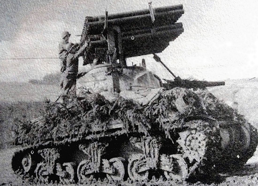 1945年，「莱茵兰战役」期间，美军一辆T34「希神」型自行火箭炮车在进行作战前检查。