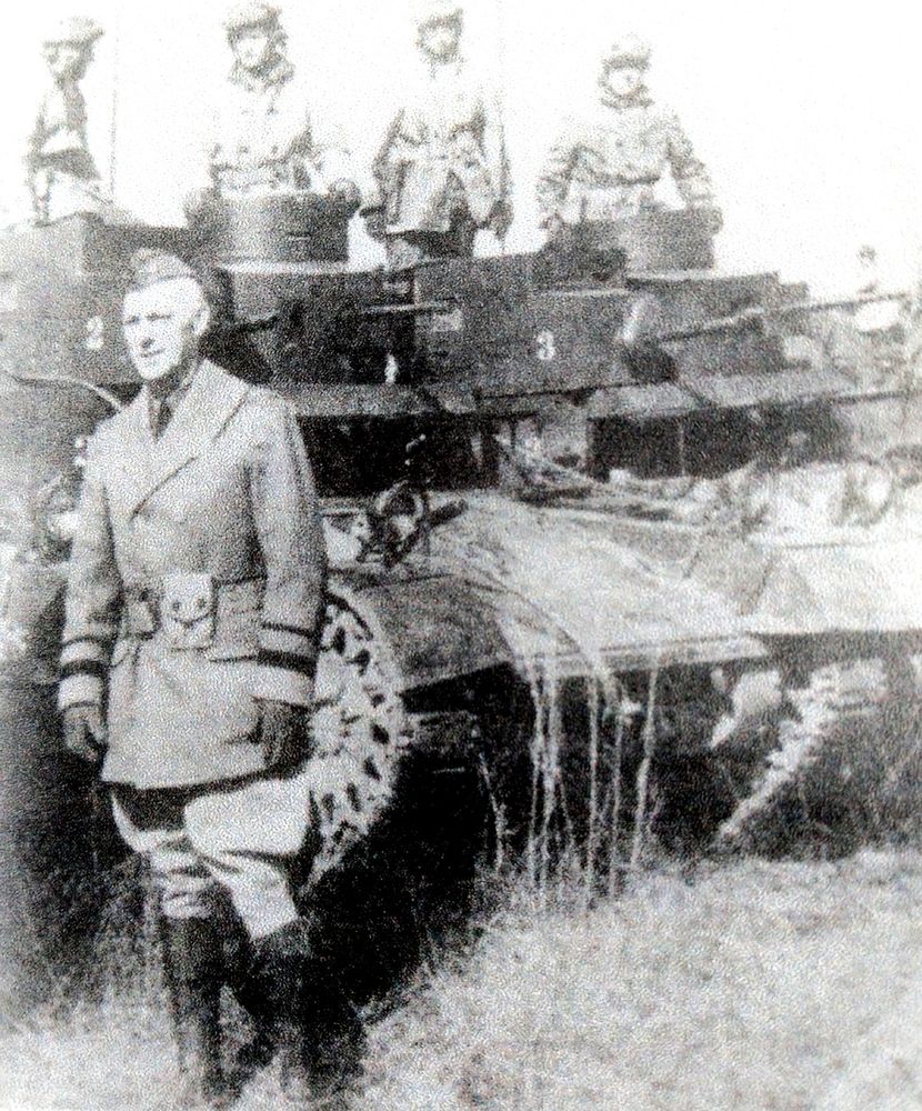 1940年,美军一队M2A2轻型坦克在训练场上。