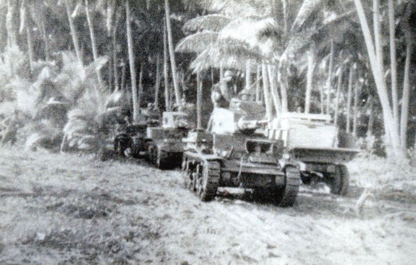 1942年9月,美军海军陆战队第一坦克营由一辆M2A4轻型坦克领头的一队M3坦克正行进在瓜达尔卡纳尔岛的丛林中。