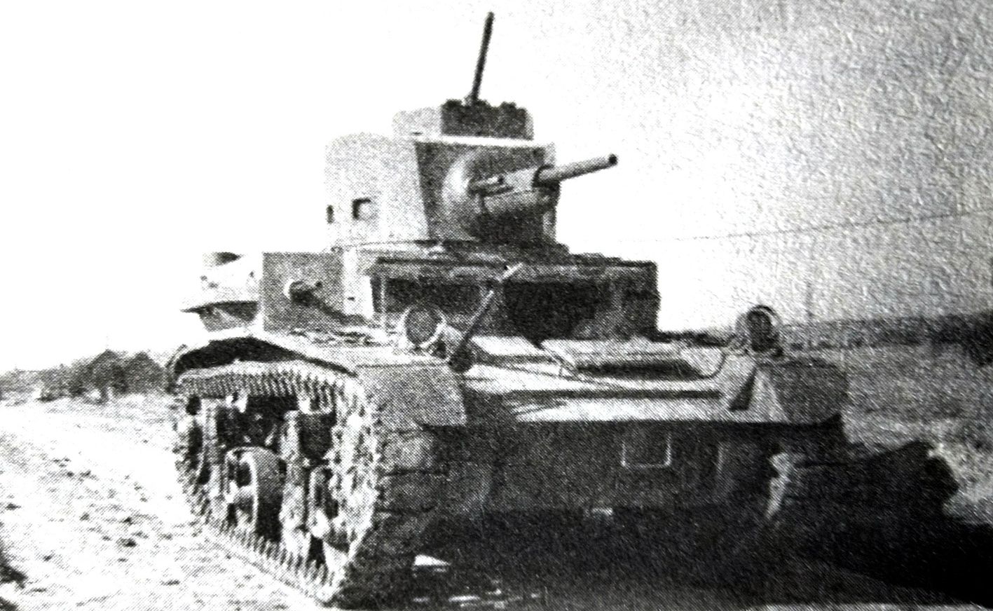 1942年,英军的一辆M2A4轻型坦克在道路上行进。