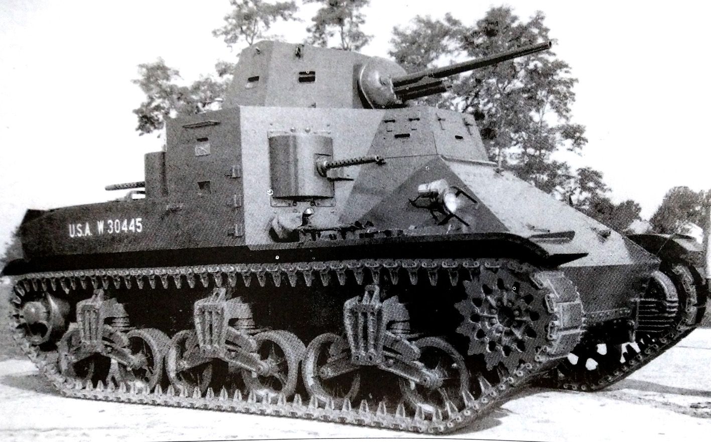 1940年9月,一辆在阿伯丁武器试验场上的美军M2A1中型坦克。