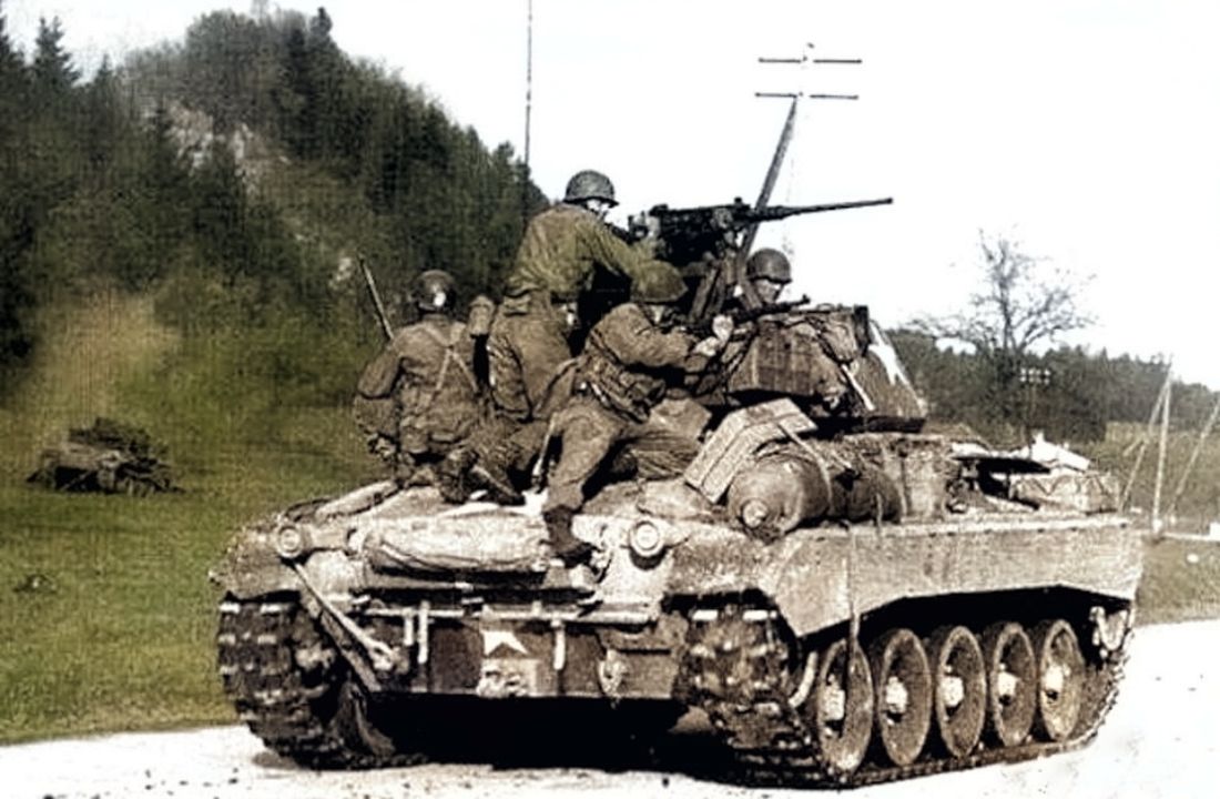 1945年,在萨尔茨堡外围以战斗姿态前进的M24轻型坦克。