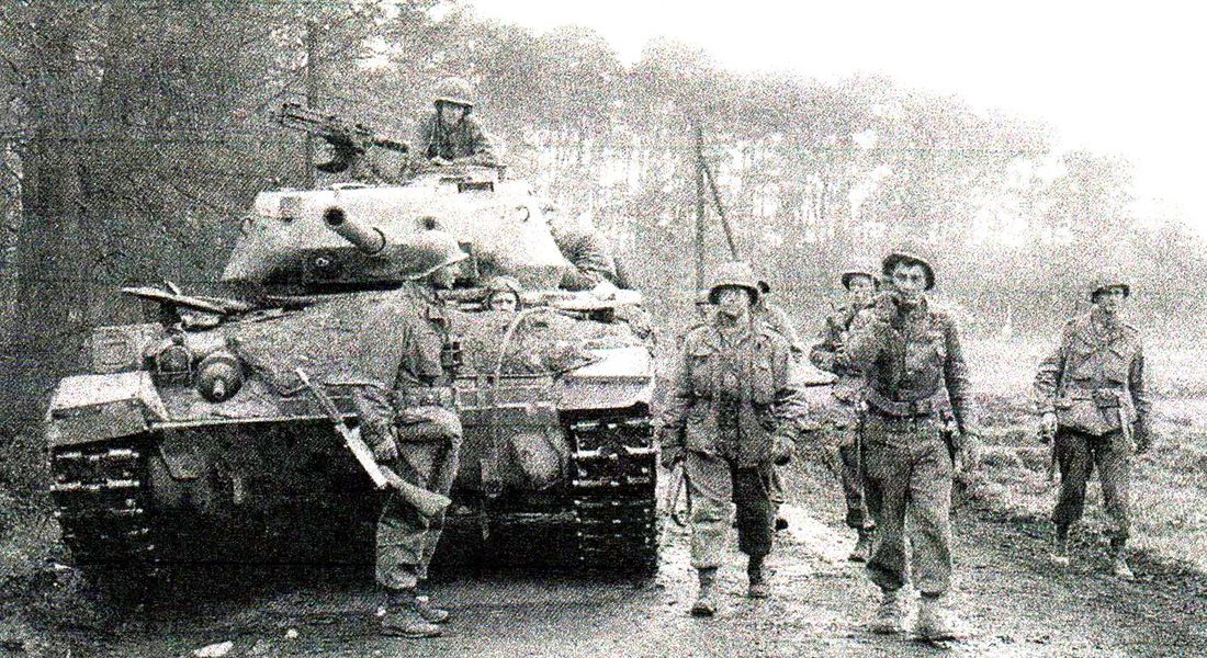 1945年3月26日,「莱茵河战役」期间,美军第30师120步兵团一支步枪排的指挥小组在744轻型坦克营的M24轻型坦克掩护下通过Wesel森林。